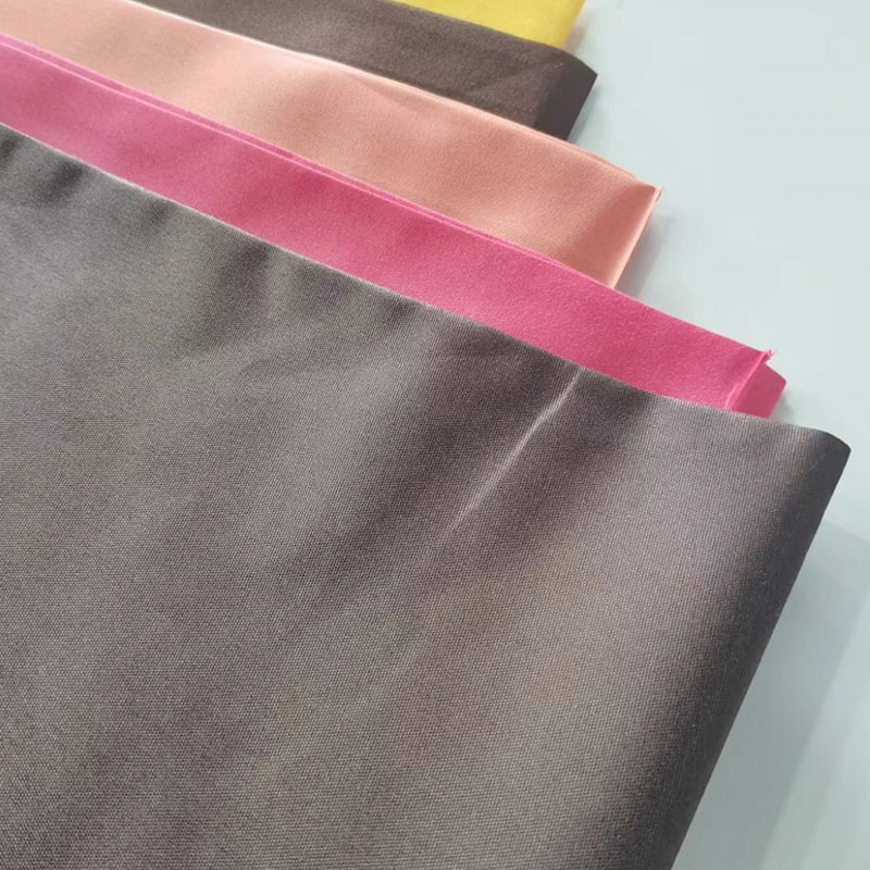 TMIE-08-1-2 85GSM 125cm Pohodlná odevná košeľa a pružná podšívka 100% polyester Dostupné rôzne farby Farbená leštená polyesterová popelínová látka