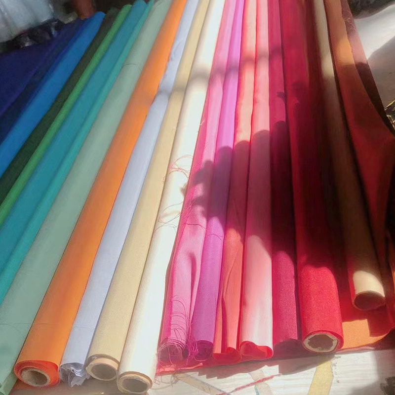 TMIE-08-5-2 112CM Šírka Nízka hmotnosť 75GSM Prispôsobená farba a viac ako 100+ farieb Farbená podšívka Polyesterová popelínová tkanina